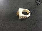 Nieuw met label! Dikke cream ring met studs 18 mm, Handtassen en Accessoires, Ringen, 18 tot 19, Kunststof, Nieuw, Ophalen of Verzenden