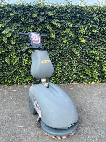 Schrobmachine in zeer goede staat en nieuwe accu, Enlèvement, Machine de nettoyage à brosse