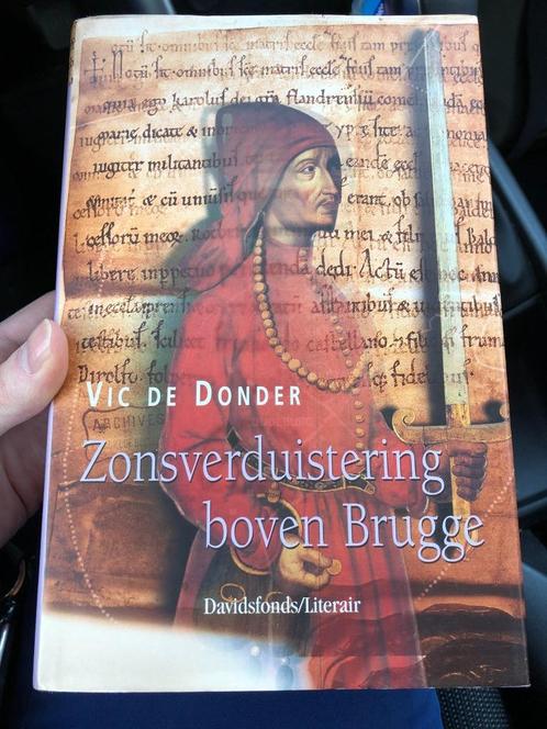 Zonsverduistering boven Brugge - Vic de Donder, Boeken, Historische romans, Zo goed als nieuw, Ophalen of Verzenden