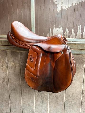 Renaissance zadel te koop beschikbaar voor biedingen