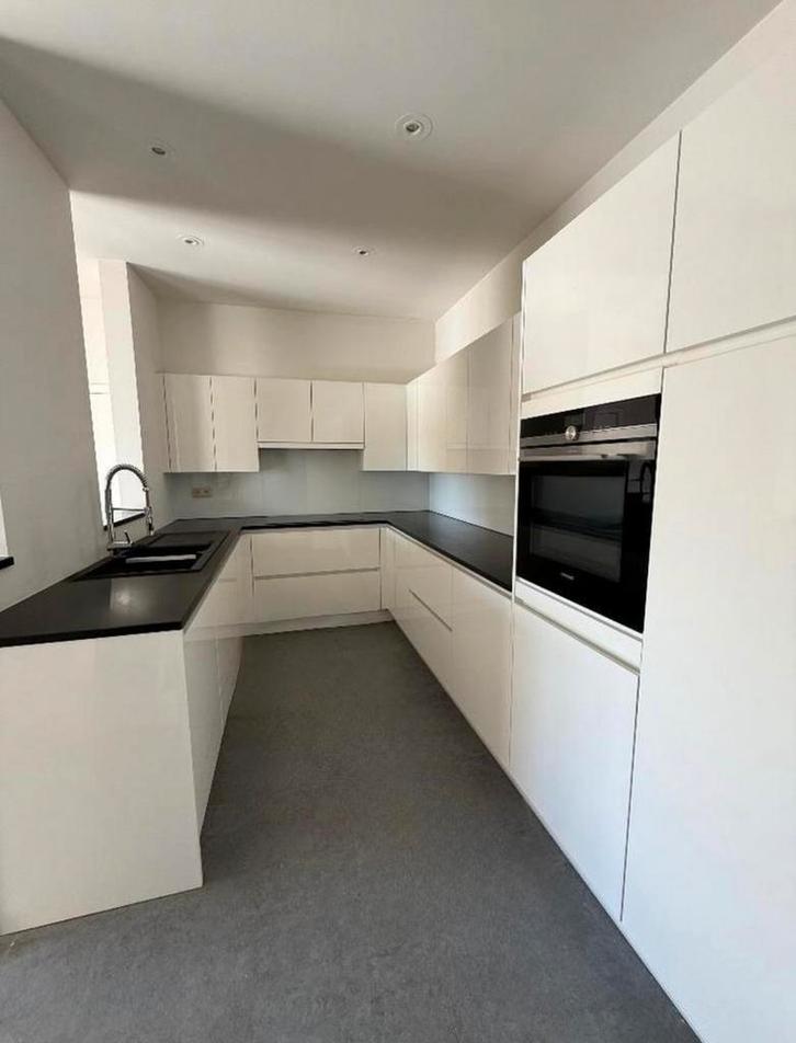 Complete, moderne keuken wit-zwart (VOLLEDIG GEDEMONTEERD), Huis en Inrichting, Keuken | Complete keukens, Zo goed als nieuw, U-keuken