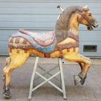 Klassiek antiek kermispaard paard houtsnijwerk op voetstuk, Antiquités & Art, Art | Sculptures & Bois, Enlèvement ou Envoi