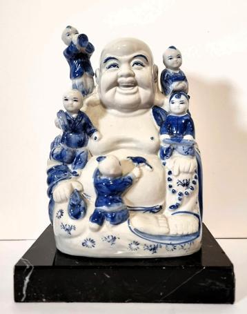 Boeddha beeld in blauw/wit porselein. beschikbaar voor biedingen