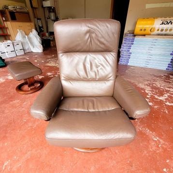 RELAXZETEL EN VOETBANKJE beschikbaar voor biedingen