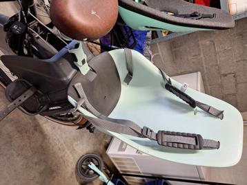 Achterzitje fiets Urban Iki + gratis helm beschikbaar voor biedingen