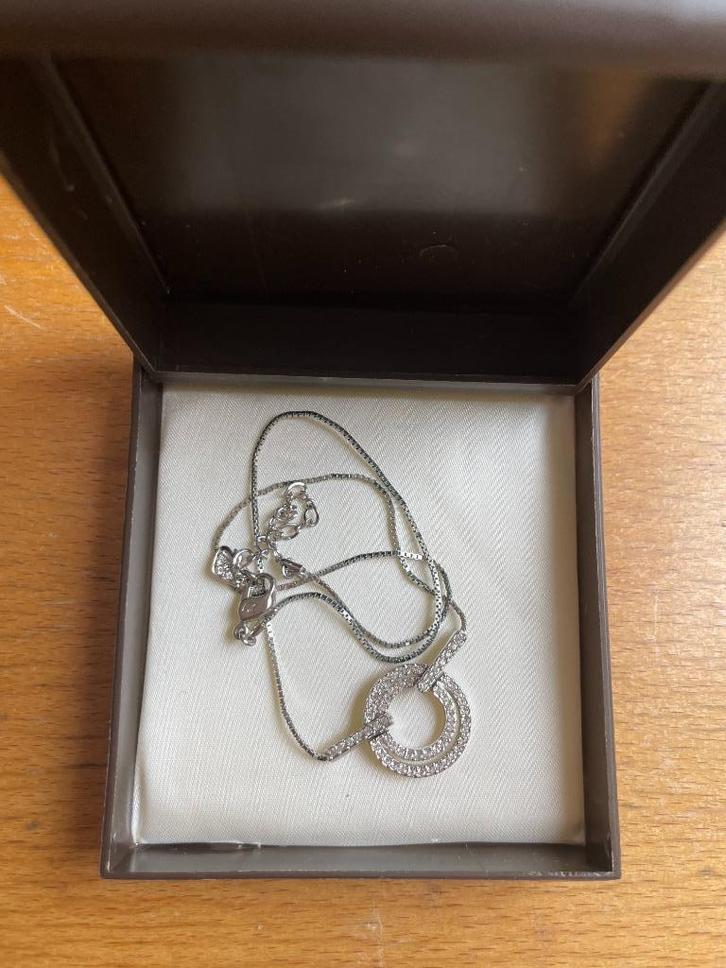 Swarovski collier met een geometrische hanger, Verzamelen, Swarovski, Gebruikt, Sieraad of Horloge, Ophalen of Verzenden