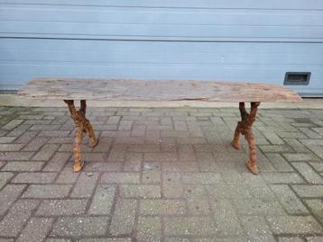 Landelijke tuinbank met oud meerpaal hout beschikbaar voor biedingen