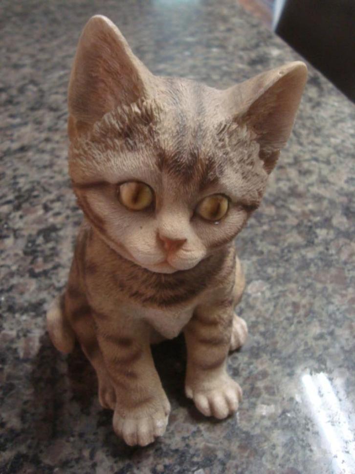 figurine chat assis (à poser) - environs 21 cm de hauteur, Verzamelen, Beelden en Beeldjes, Zo goed als nieuw, Verzenden