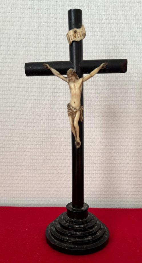 Oud kruisbeeld van hout en been uit 1920, Antiek en Kunst, Antiek | Religieuze voorwerpen, Ophalen of Verzenden