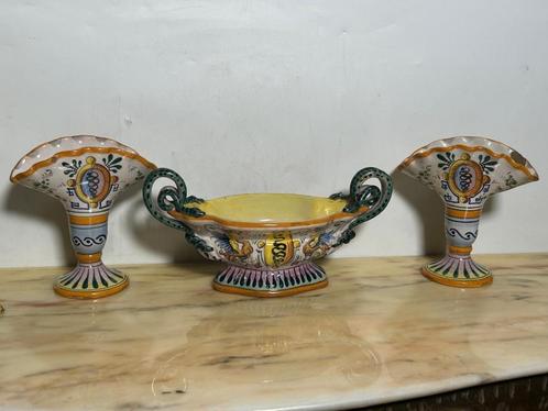 Set van drie vazen, gemaakt van terracotta en gedecoreerd in, Antiek en Kunst, Antiek | Vazen, Ophalen