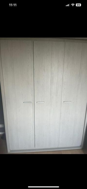 Garderobe beschikbaar voor biedingen