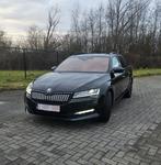 SKODA SUPERB COMBI PHEV SPORTLINE 218PK DSG MATRIX LED TREKH, Auto's, Automaat, Zwart, Alcantara, Zwart