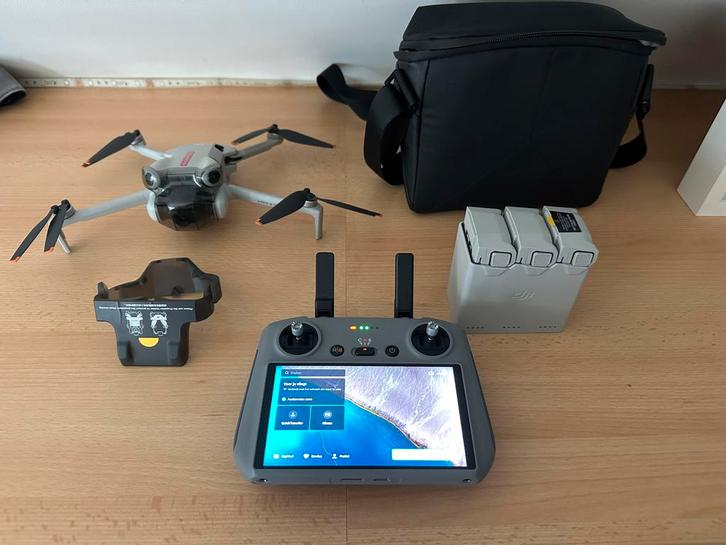 DJI Mini 4 Pro Fly More Combo + Smart Controller, Audio, Tv en Foto, Drones, Zo goed als nieuw, Ophalen