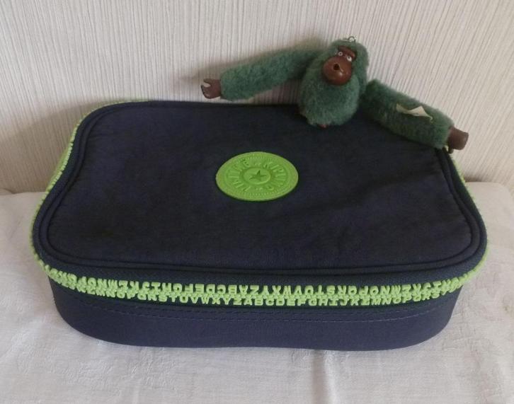 Kipling Extra grote pennenetui 100 pennen (alfabet) + aap, Diversen, Schoolbenodigdheden, Gebruikt, Ophalen of Verzenden