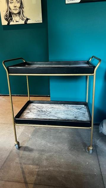 Zwarte antieke serveerwagen met gouden accenten op wieltjes beschikbaar voor biedingen