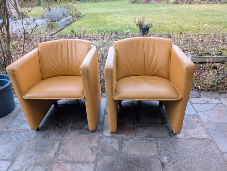 2 Leolux kuipzeteltjes okergeel op wieltjes-samen € 150, Maison & Meubles, Canapés | Salons, Enlèvement