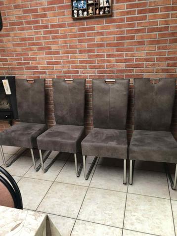 4 stoelen beschikbaar voor biedingen