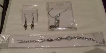 3-delige set: oorbellen, armband en halsketting beschikbaar voor biedingen