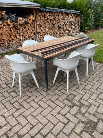 6 witte tuinstoelen beschikbaar voor biedingen