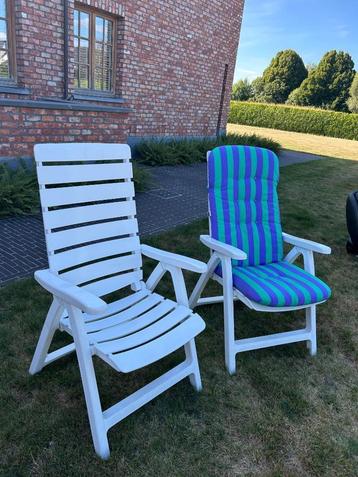 Witte comfortabele tuinstoelen mét kussens beschikbaar voor biedingen