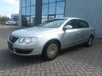 Volkswagen passat 1.6 benzine bj 2005 210000 km, Auto's, Volkswagen, Te koop, Zilver of Grijs, Berline, Benzine