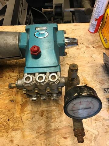 Hogedrukpomp CAT PUMP beschikbaar voor biedingen