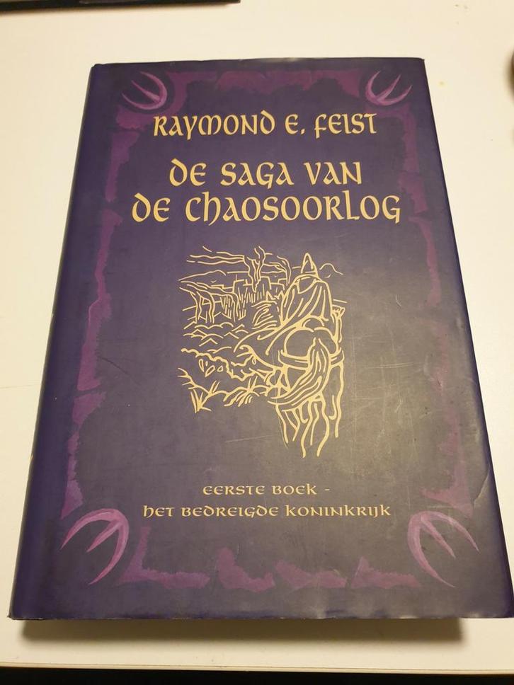 Raymond E. Feist - Het bedreigde koninkrijk Saga BOEK 1 1e D, Boeken, Fantasy, Zo goed als nieuw, Ophalen of Verzenden