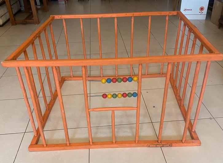 Boîte à bébé vintage en bois années ‘60, boulier intégré, Enfants & Bébés, Parcs, Comme neuf, Carré, Enlèvement ou Envoi