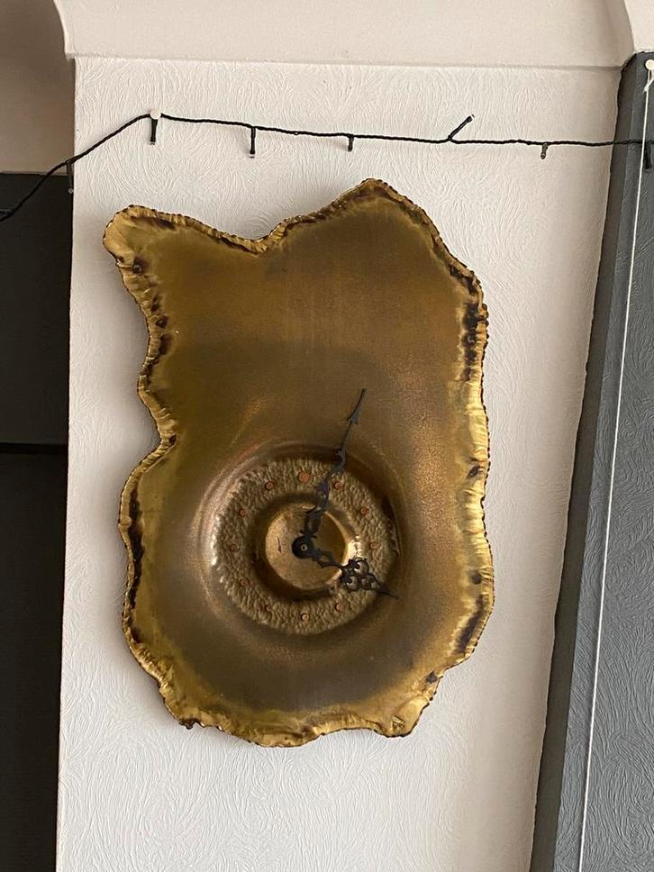 Horloge murale brutaliste en laiton martelé pièce artisanale, Antiquités & Art, Antiquités | Horloges, Enlèvement ou Envoi