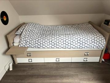 1 pers bed met logeerbed,3 extra lades,nachtkastje,1 matras, Enlèvement, Sommier à lattes
