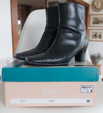 Slofjes 36 beschikbaar voor biedingen