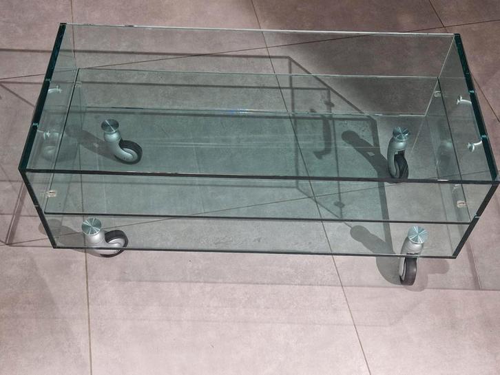 Glazen salontafel op wielen,  design Helderr Adele , als nie, Antiek en Kunst, Antiek | Meubels | Tafels, Ophalen