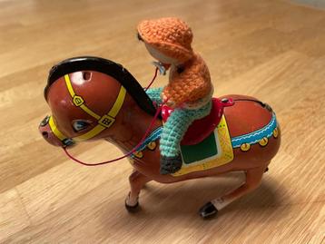 Vintage "Miniatuur Chinese man te paard" plaatwerk  beschikbaar voor biedingen