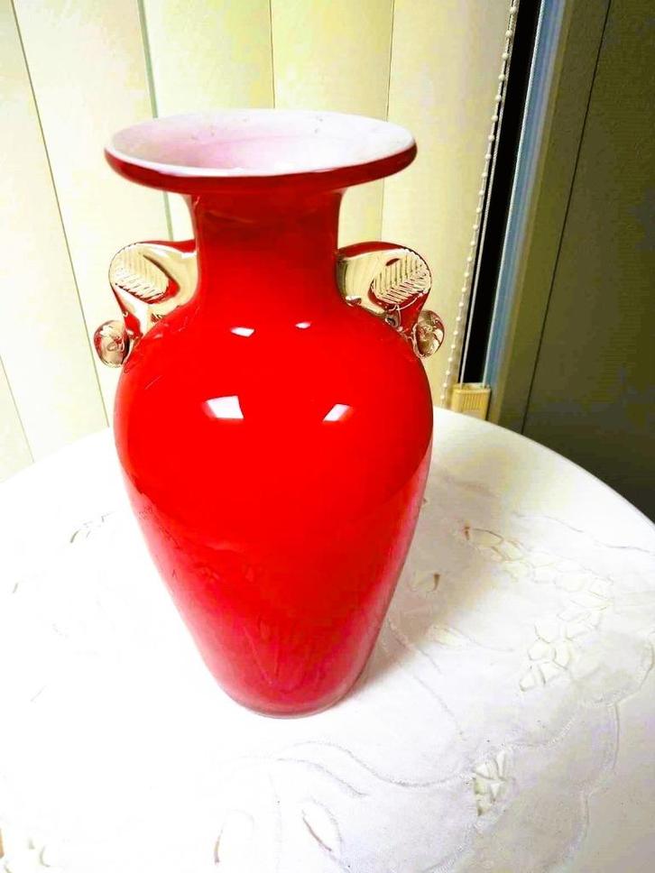 Rode vaas met karakter., Huis en Inrichting, Woonaccessoires | Vazen, Glas, Ophalen of Verzenden