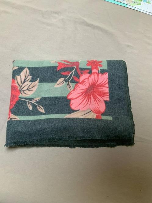 Damart: Zachte grote sjaal met bloemenmotief, Kleding | Dames, Mutsen, Sjaals en Handschoenen, Gedragen, Sjaal, Ophalen of Verzenden