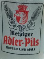 Adler Pils Metziger pot à bière chope hauteur 11 cm comme ne, Collections, Marques de bière, Comme neuf, Autres marques, Chope(s)