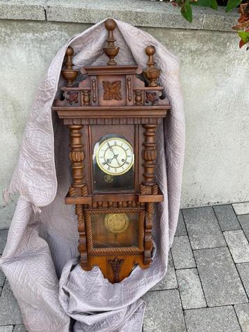 Houten klok met pendule beschikbaar voor biedingen