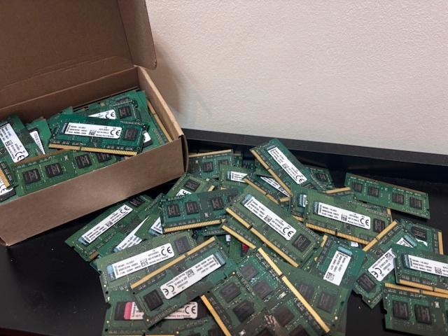 Kingston 4 DDR3 KCP316SS8/4 - 10euro x 2, Computers en Software, RAM geheugen, Zo goed als nieuw, Laptop, 4 GB, DDR3, Ophalen