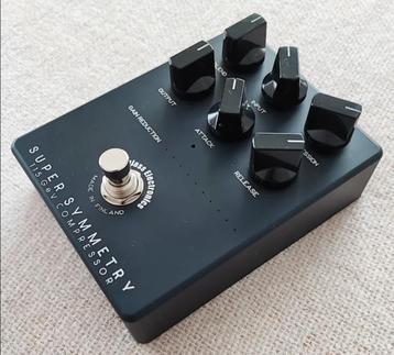 Darkglass Super Symmetry – Limited Edition Black (genummerd) beschikbaar voor biedingen