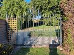 yzeren stalen poort en palen