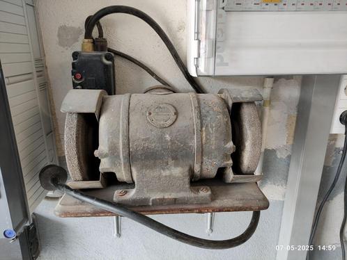 Zware motor 220/380 met 2 slijpschijven, Doe-het-zelf en Bouw, Motoren, Gebruikt, Elektromotor, Ophalen