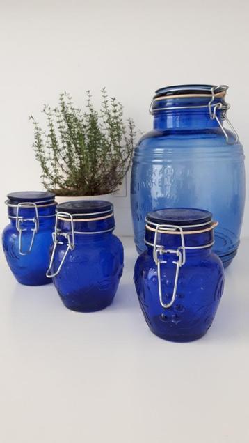 Blauwe bokalen decoratief en mooi in een vintage keuken beschikbaar voor biedingen