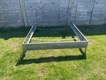 Antiek ijzeren bed beschikbaar voor biedingen