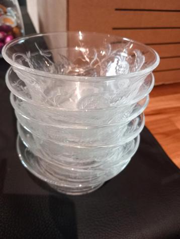 Glazen potjes beschikbaar voor biedingen