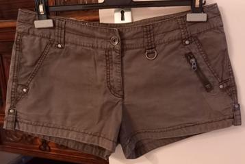 Kaki short Esprit maat 38 beschikbaar voor biedingen