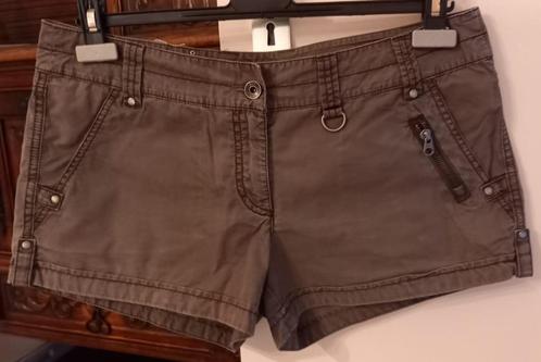 Kaki short Esprit maat 38, Kleding | Dames, Broeken en Pantalons, Gedragen, Maat 38/40 (M), Overige kleuren, Kort, Ophalen of Verzenden
