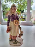 Belle statue en biscuit représentant une vieille femme et un, Enlèvement ou Envoi