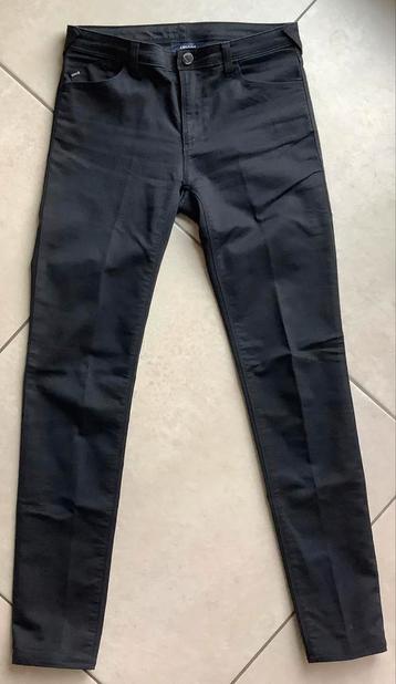 Pantalon Armani Jeans noir pour femme taille 36 disponible aux enchères