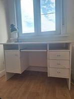 Wit kinderbureau met schuiven en een kastje
