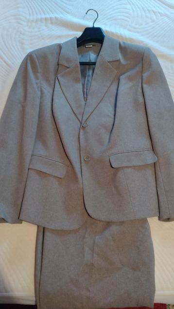 Tailleur femme gris perle taille 52-54 beschikbaar voor biedingen